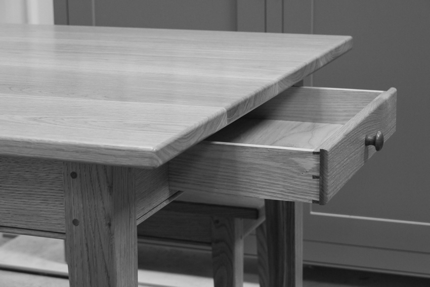 'Shaker style' oak kitchen/dining table with tapered legs & 2 matching benches. 2 oak dovetailed drawers with hand-turned walnut knobs.